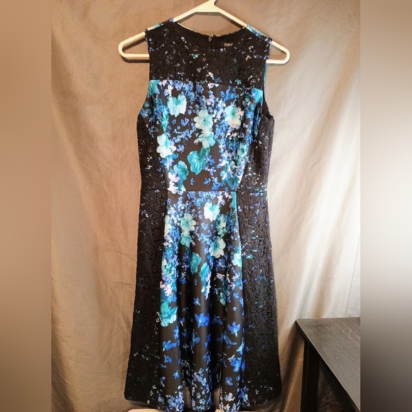 Roz And Ali Foral Sleeveless Black and Blue With Lace Knee Length Dress - Picture 1 of 5